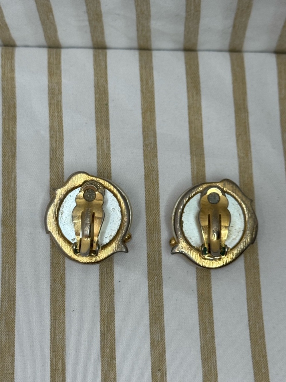 Vtg Givenchy Earrings, Large Faux Baroque Pearl Clip Earrings Gold Tone Vintage - Picture 4 of 7